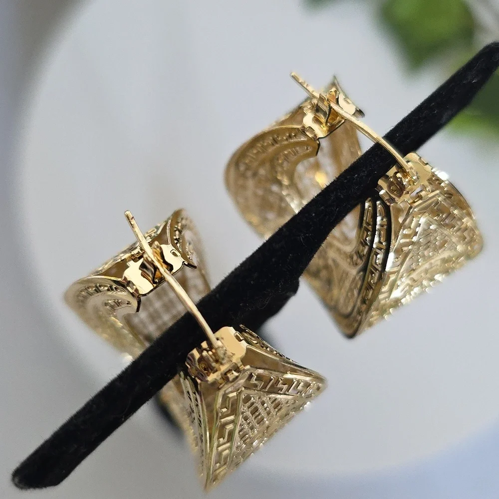 N/A elegant gold